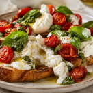 Pâine prăjită cu burrata, roșii coapte și pesto: cina de 10 minute care transformă câteva ingrediente în momente de neuitat