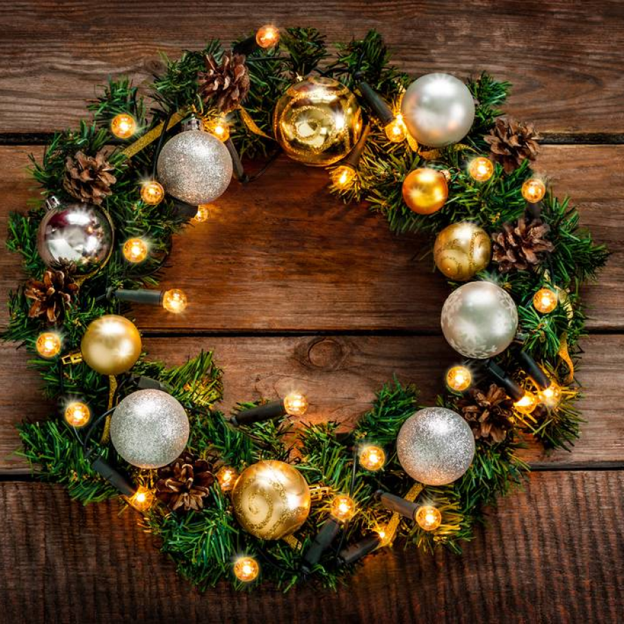 Coronita de brad cu globulete, leduri si conuri de pin