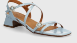 Sandale cu toc scurt, pătrat, din colecția Billi Bi, în nuanță de baby blue și cu un delicat accesoriu decorativ