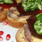 Tartine cu macrou afumat si sfecla