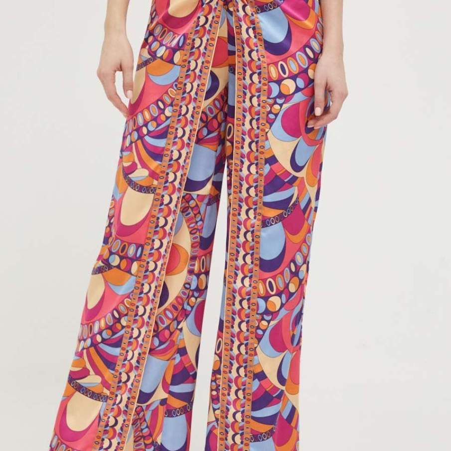 Pantaloni de la Marciano Guess cu imprimeu multicolor care iese ușor în evidență. Sunt confecționați din material ușor, plăcut, conceput pentru anotimpurile mai calde