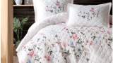 Set Cuvertură de pat bumbac 100% matlasată, cu motive florale delicate, și  2 fete de pernă 50x70 pentru pat dublu. Cuvertura are dimensiunile de 240x260