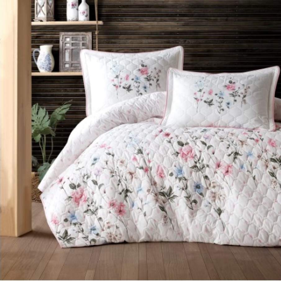 Set Cuvertură de pat bumbac 100% matlasată, cu motive florale delicate, și  2 fete de pernă 50x70 pentru pat dublu. Cuvertura are dimensiunile de 240x260