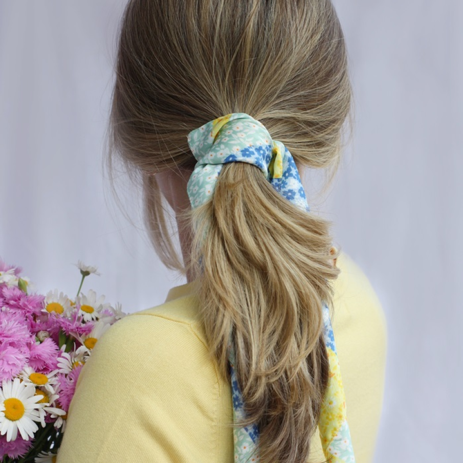 Hairstyling elegant: Coada de cal prinsa cu esarfa 