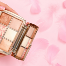 10 truse de machiaj perfecte pentru a fi dăruite de Mărțișor și 8 Martie: Te vei îndrăgosti de fardurile lor în nuanțe minunate! 