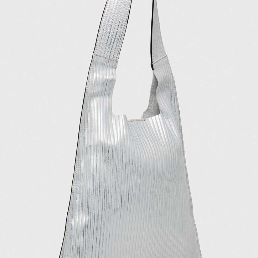 Geantă argintie supradimensionată tip shopper, simplă, din colecția Alohas, cu mâner lung și fixare magnetică