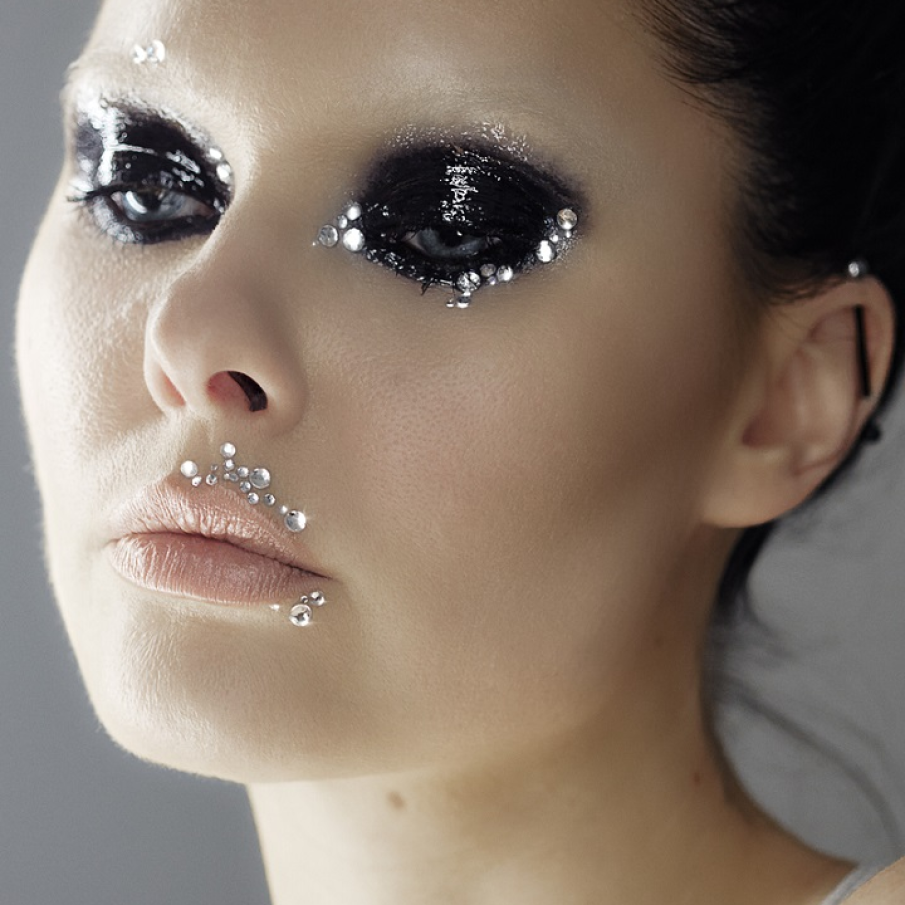 Machiaj dramatic, negru, cu efect de 