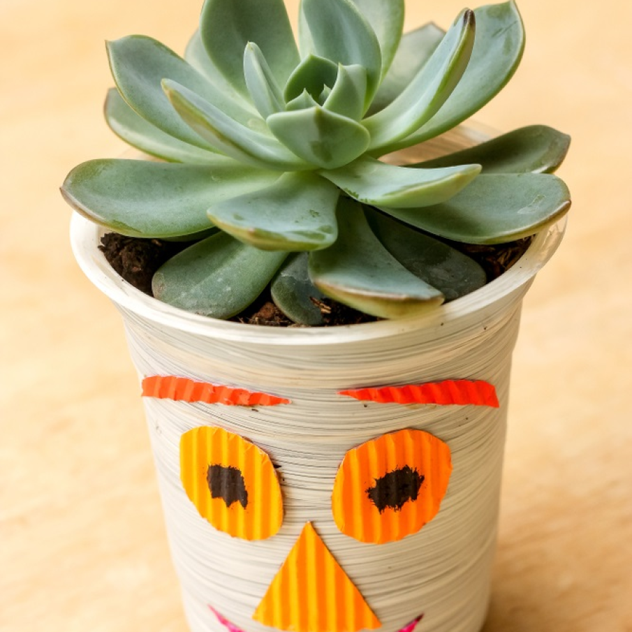 Ghiveci de plante realizat dintr-o cutie de iaurt si decorat cu hartie colorata kokoru 