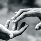 Relațiile înseamnă supraviețuire - Cum explică TEORIA ATAȘAMENTULUI iubirea și de ce este importantă