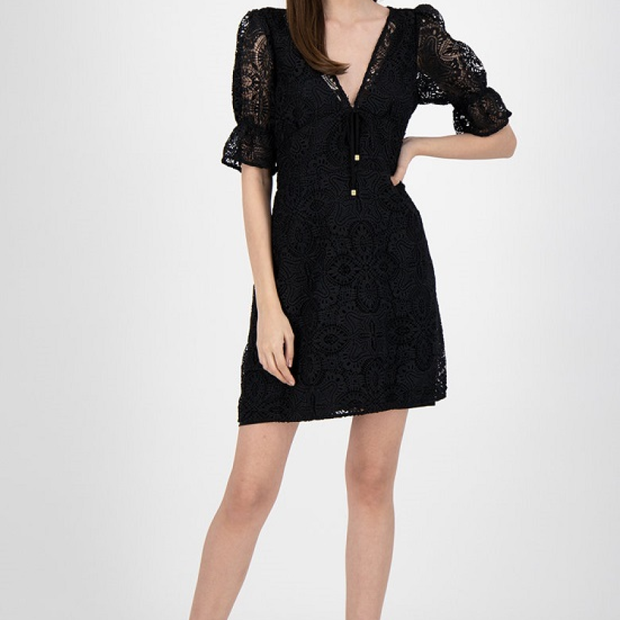 Rochie Michael Kors elegantă, din dantelă neagră. Are decolteu în V și mâneci bufante care o scot în evidență. 