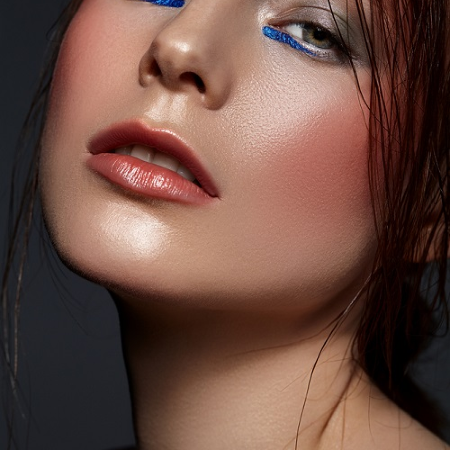 Dungi de eyeliner partial trasate pe pleoapa inferioara