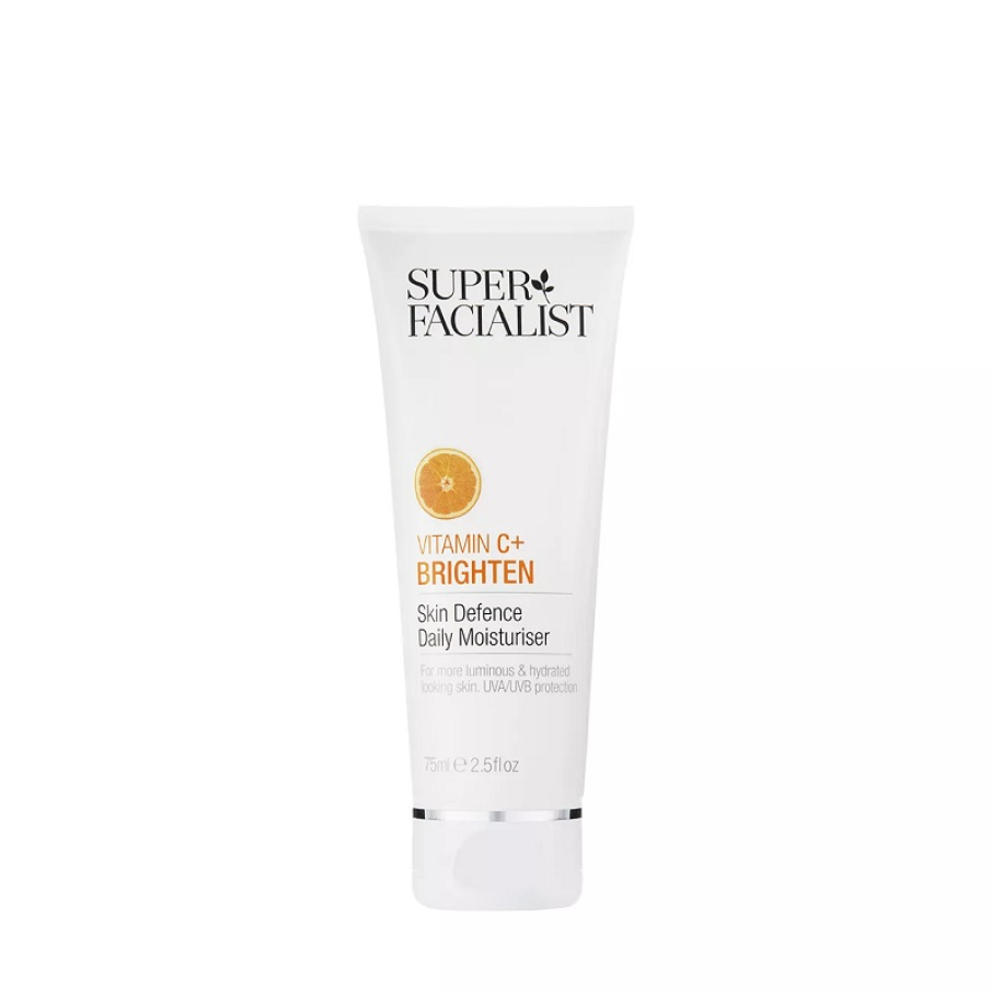 Crema de zi Vitamin C Defence Daily Moisturiser de la Super Facialist. Conține antioxidanți, acid hialuronic și acid ferulic și ajută la îmbunătățirea texturii pielii