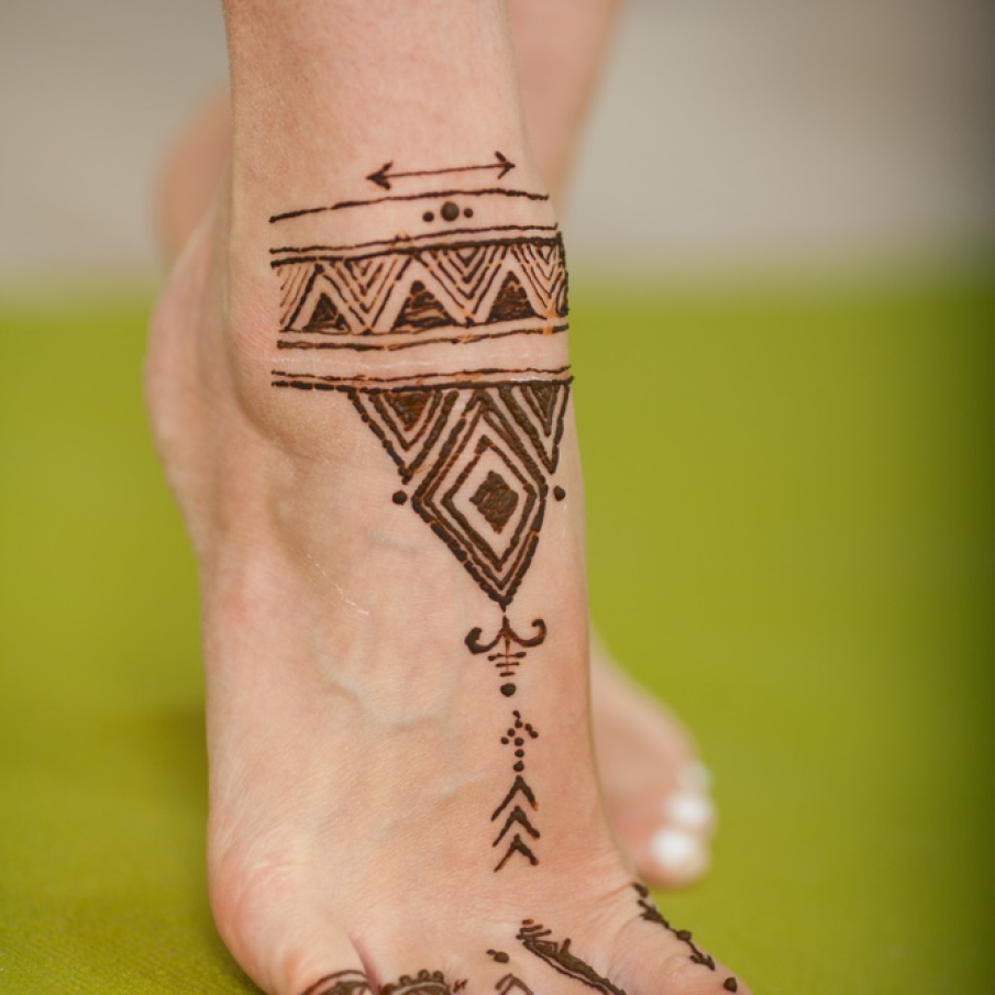 Mandala decorativa cu henna pe picior 
