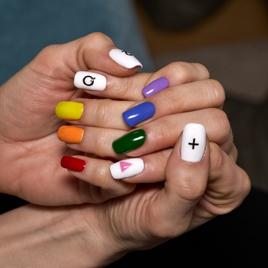 Manichiură multicoloră, cu unghii colorate diferit 