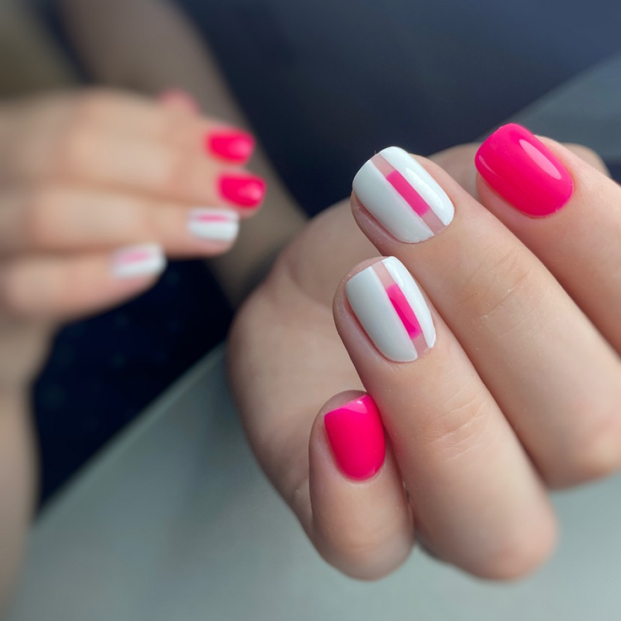 Manichiură de vară în nuanță de roz neon, cu accente minimaliste 