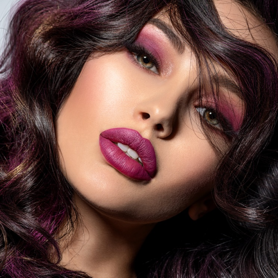 Machiaj pentru ochii verzi cu farduri în nuanțe de mov prună, cu tonuri de maro 