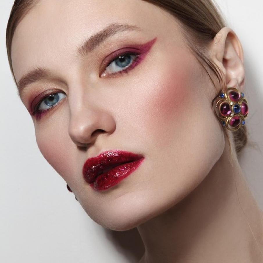 Wet lips si codite bine definite si trasate in aceeasi nuanta de rosu burgundy