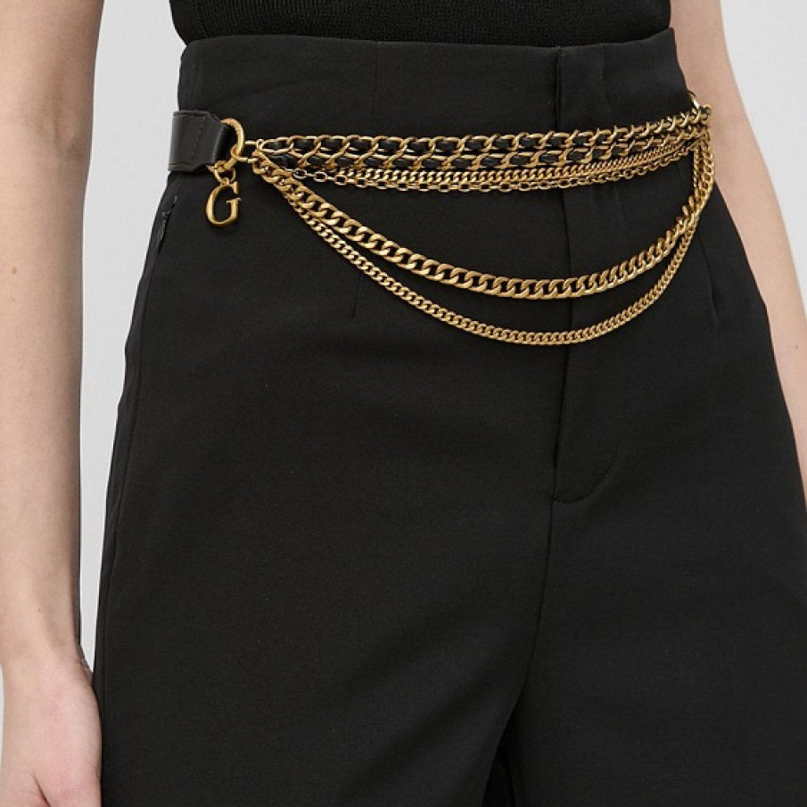 Curea aurie stratificată, cu un design modern și elegant, formată din mai multe lanțuri suprapuse și combinate cu piele. 