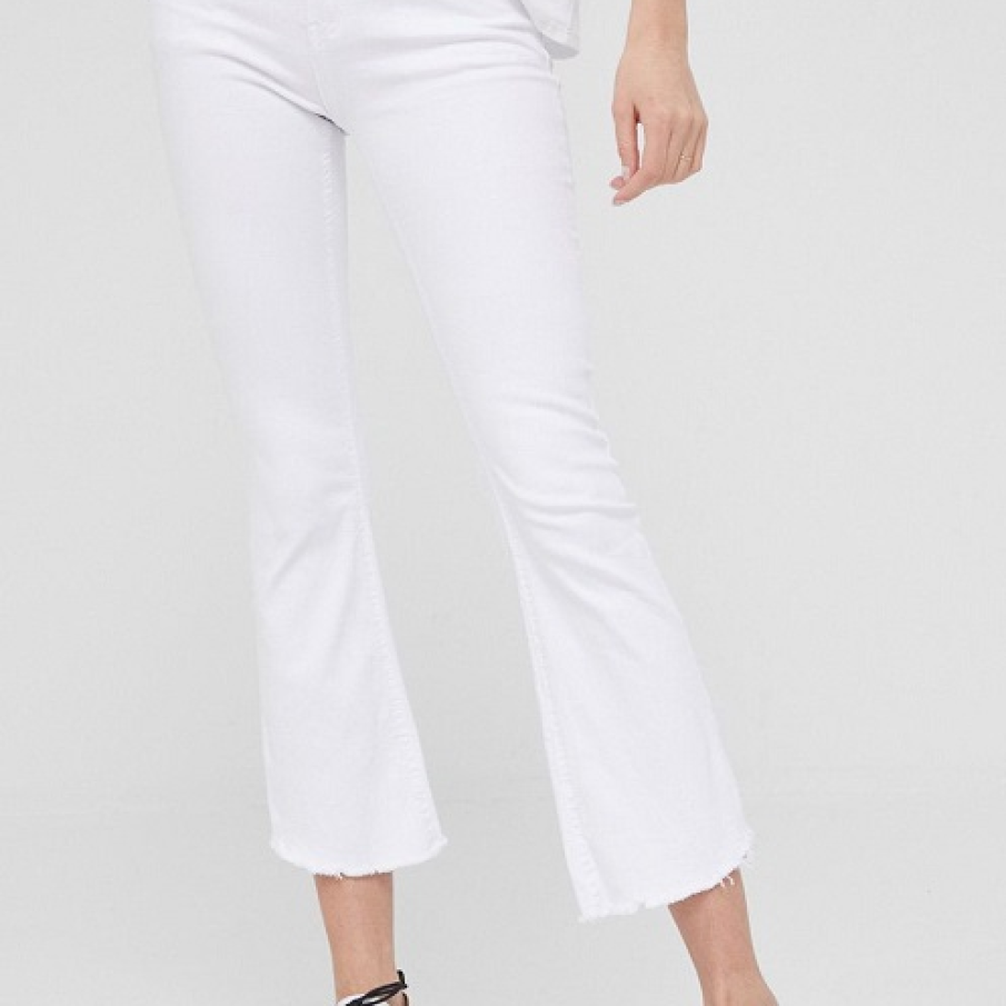 Jeanșii albi cu talie înaltă, de lungime trei sferturi, ne captează și ei atenția cu atât mai mult cu cât, în acest sezon, și aceștia se vor a fi ușor evazați înspre terminații, în stil flared cut. 