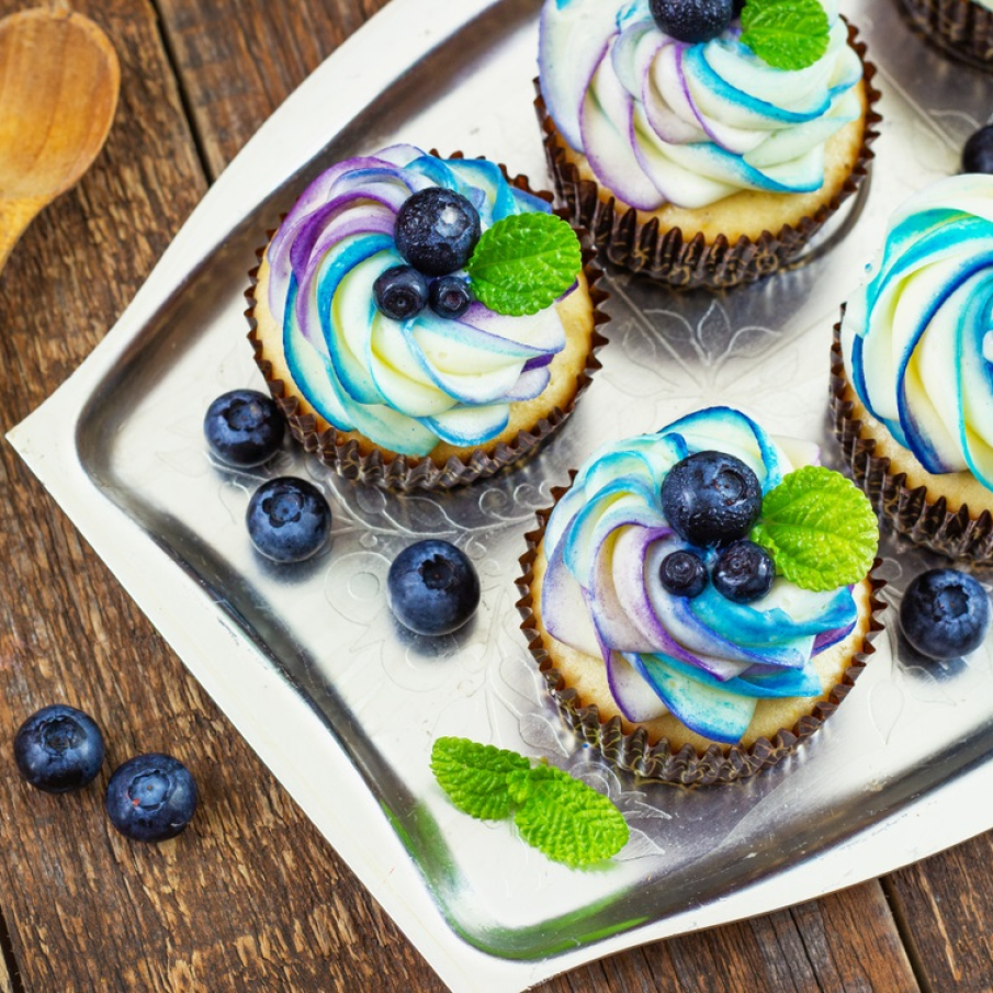 Cupcakes cu afine și o notă decorativă de albastru 