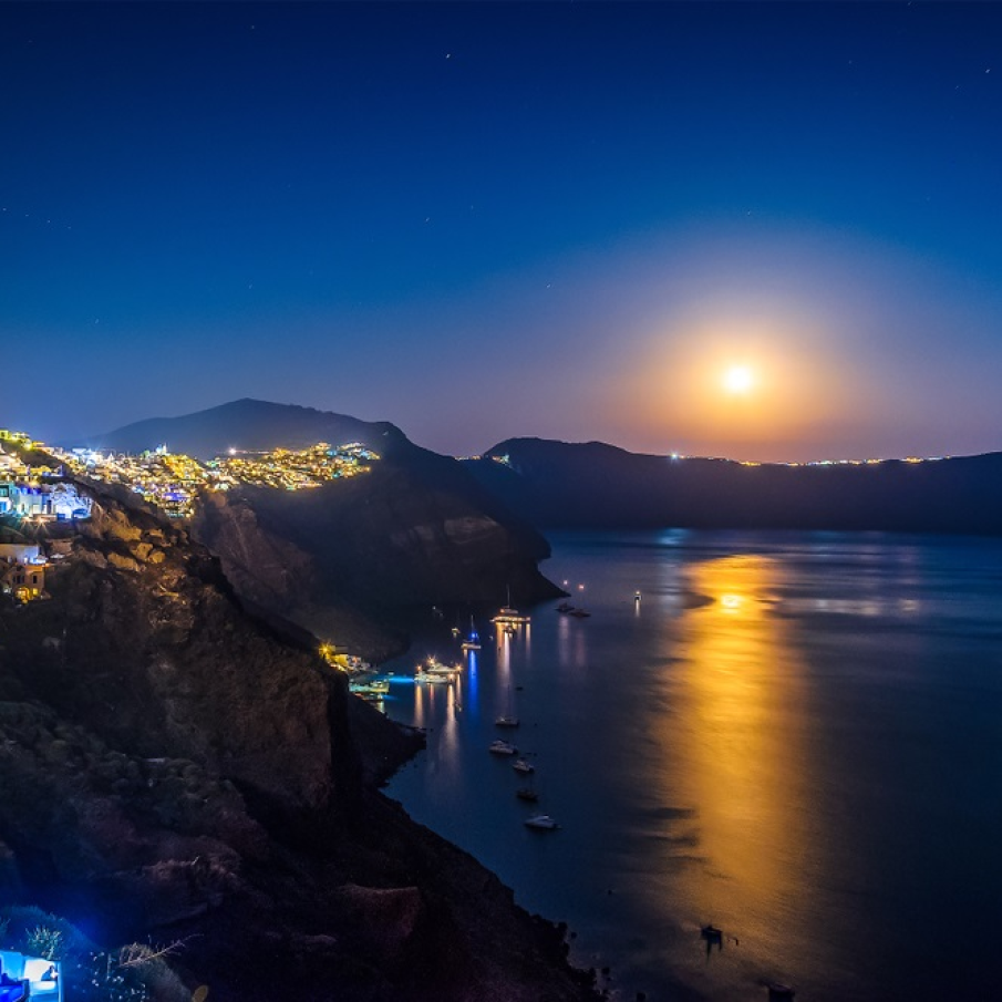 Acolo unde orasele umane se imbina armonios cu frumusetea naturii, precum in Santorini (Grecia), luna nu face decat sa lumineze peisajul mirific