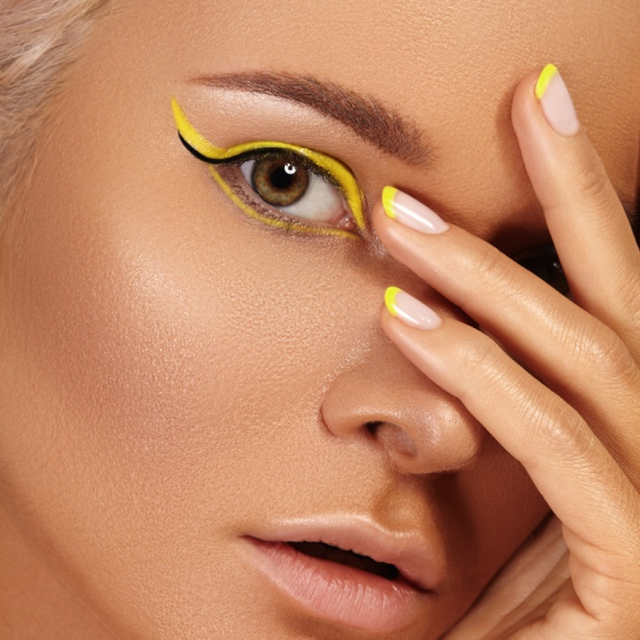 Codițe wet pe pleoapa superioară a ochiului și mate pe pleoapa inferioară