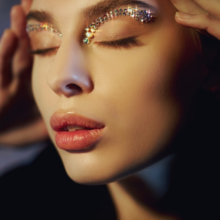 Dacă doriți să va puneți în evidență sprâncenele trasați sub ele dungi arcuite de ștrasuri strălucitoare și veți obține un look glamorous, spectaculos.
