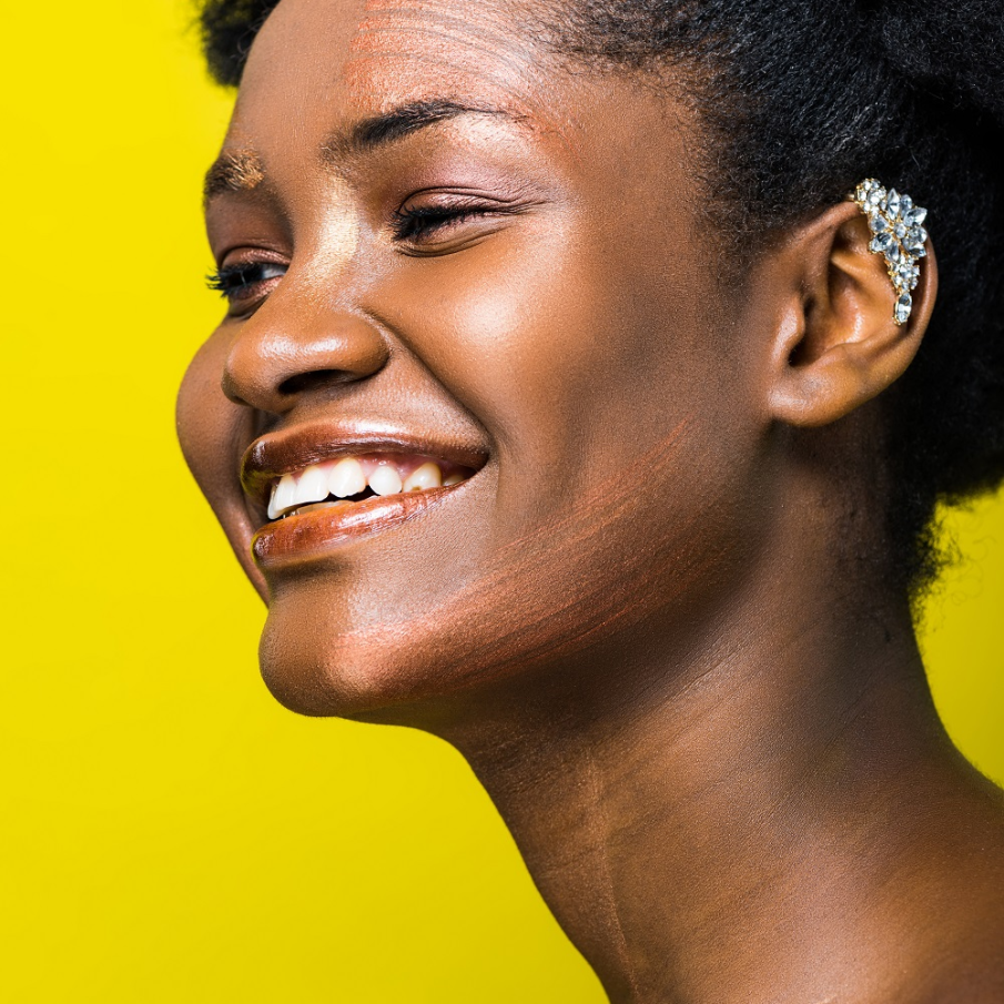 Cercel decorativ elegant, cu motiv floral