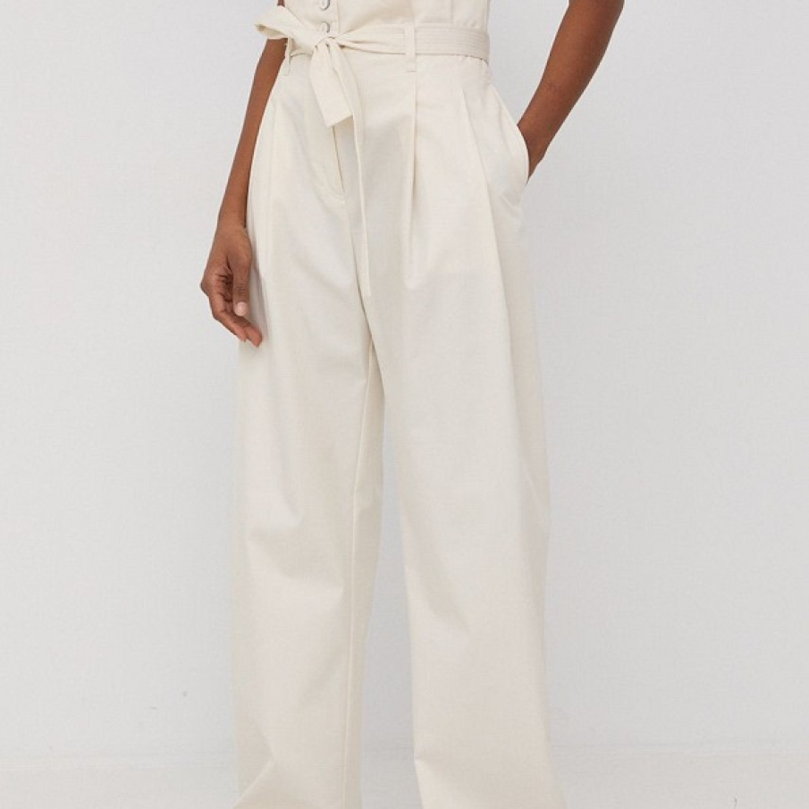 Pantaloni BOSS cu talie înălțată, 50% bumbac, în nuanță de bej foarte deschis. Au buzunare oblice și cordon în talie pentru a o pune în evidență. 