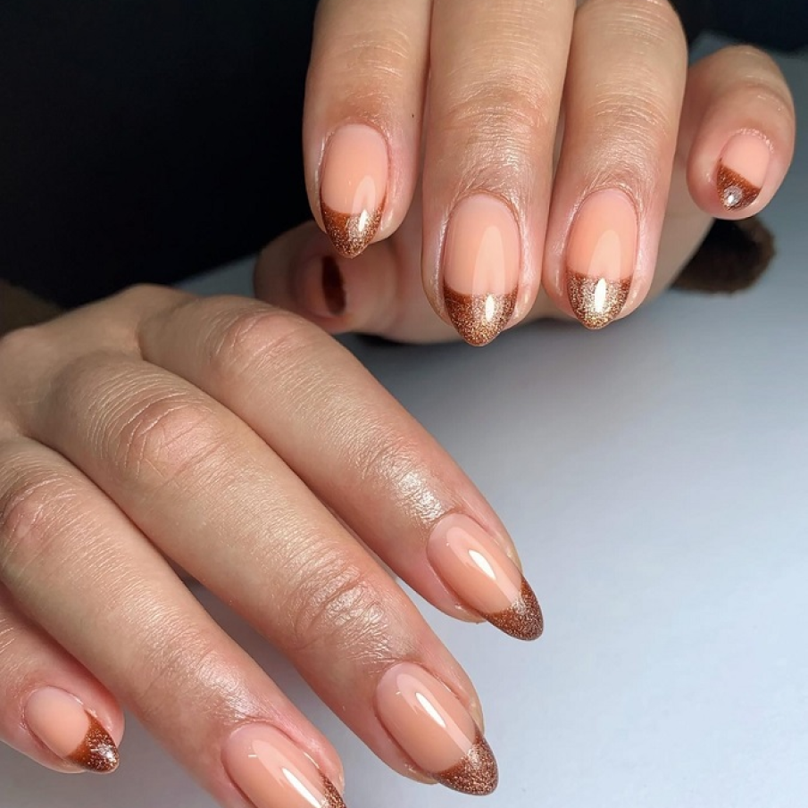 Modele de manichiură french cu accente luxoase și prețioase, în tendințe în 2025