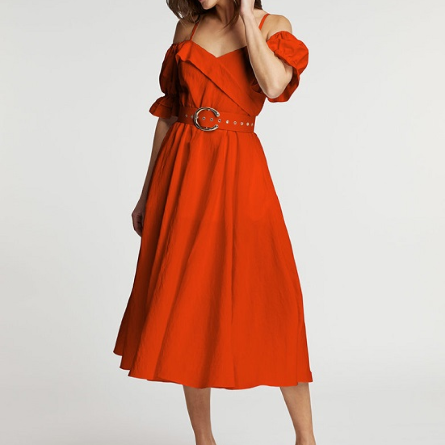 Lady in red: rochie oranj mandarină by Alina Cernătescu, cu decupaje la nivelul umerilor și curea pentru a evidenția talia