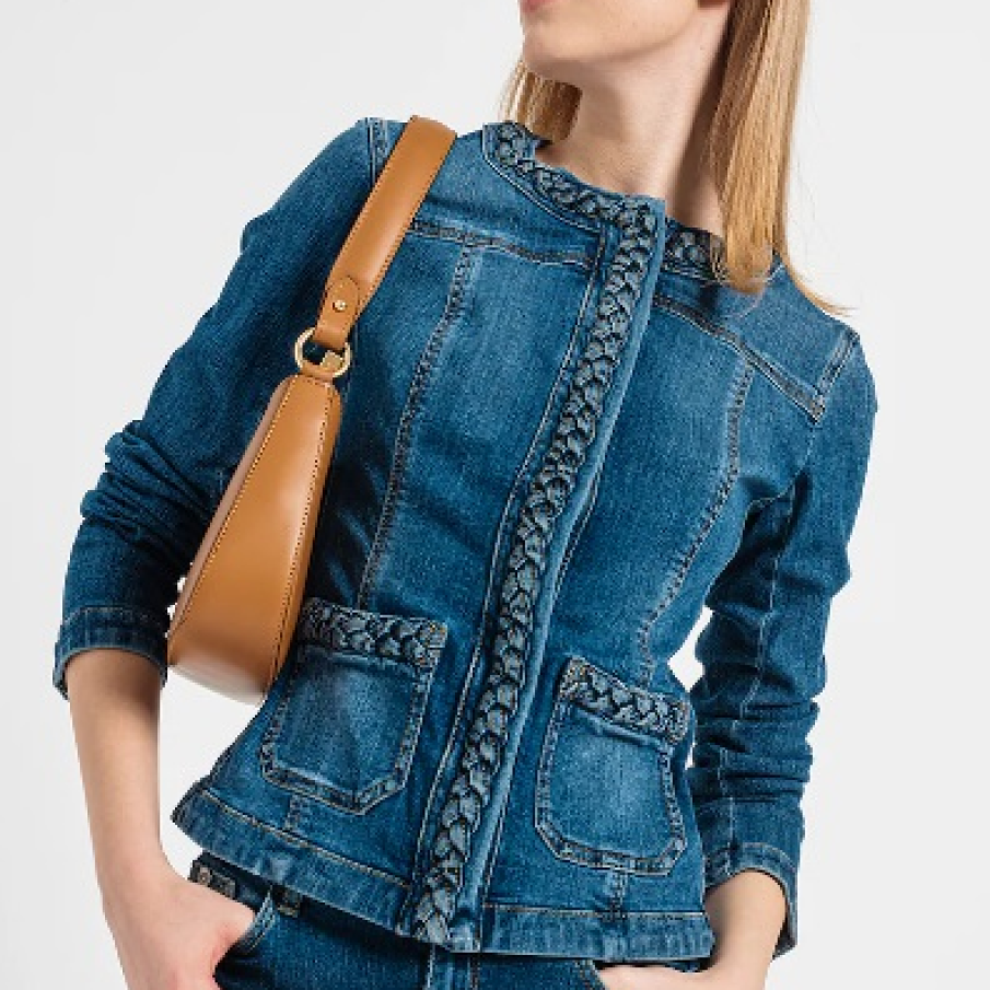 Jachetă Liu Jo din denim închis la culoare, cu două buzunare frontale și țesătură cu aspect împletit