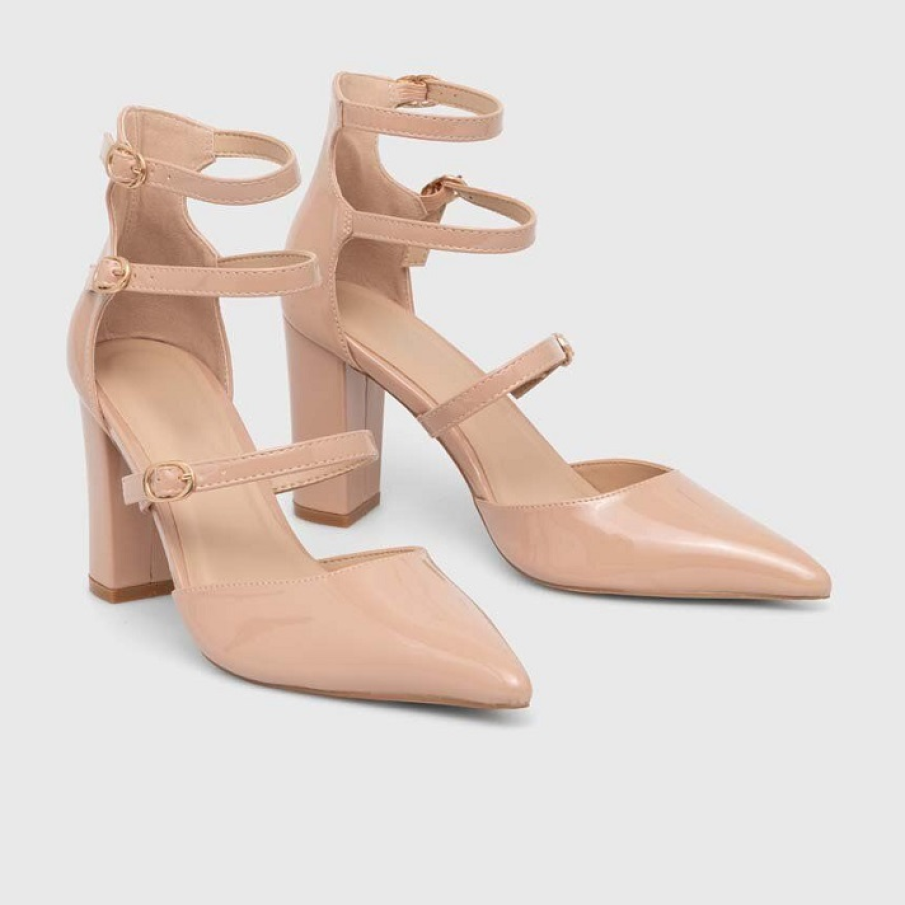 Pumps bej mary jane din colecția Answear Lab, confecționati din imitație de piele lăcuita. Au toc înalt și drept 