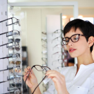 5 semne care îți indică că ai nevoie de o nouă pereche de ochelari