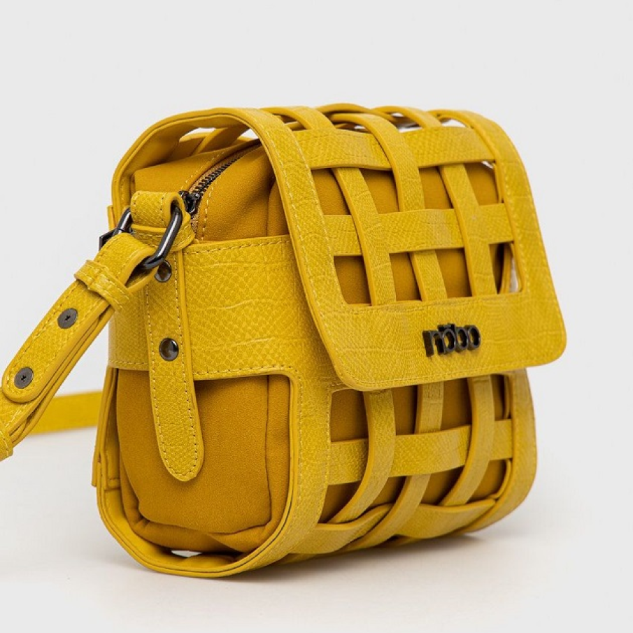 Geantă Nobo în nuanță de galben muștar, model cu fixare. Este confecționat din imitație de piele întoarsă și piele ecologică și are un design ultramodern. 