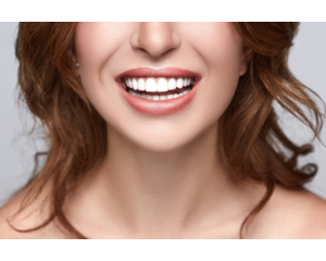 La zambetul acesteia.