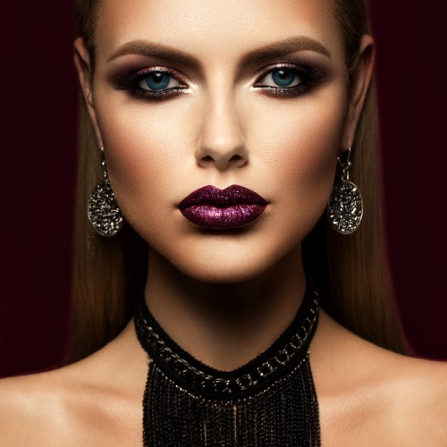 Privire adanca si ruj visina putreda, cu glitter mov