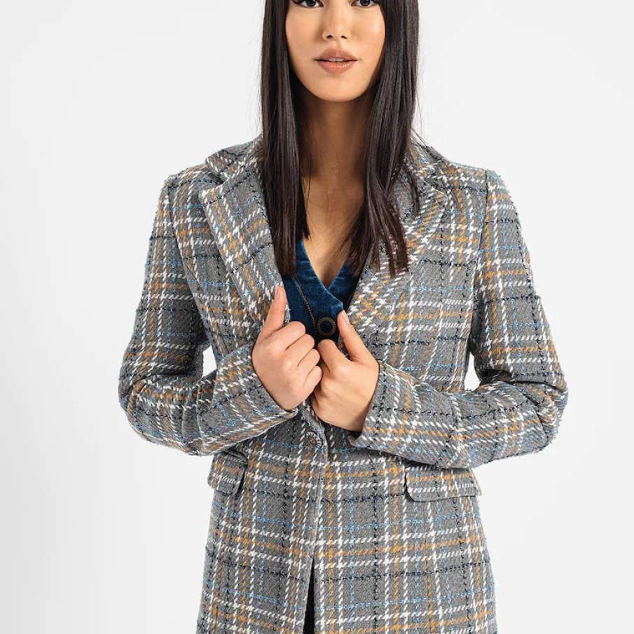 Sacou Liu Jo în carouri albe, bej, gri, portocalii și albastre, confecționat din tweed și având revere decupate