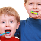 Cele mai daunatoare obiceiuri pentru dintii si maxilarele copiilor