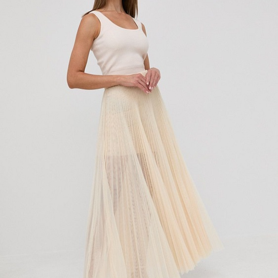 Transparențele feminine fac cinste și fustelor și le pot oricând scoate din anonimat. O fustă plisată din tul, de la  Patrizia Pepe. 