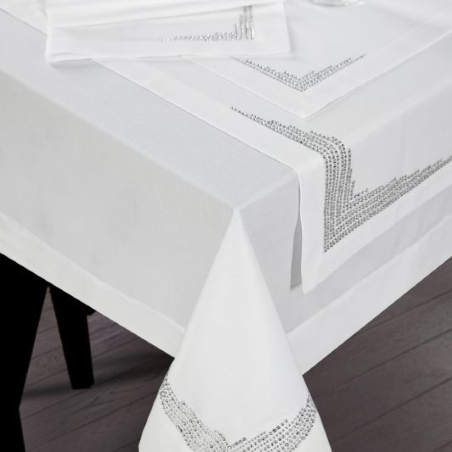 Față de masă Klara, albă, cu detalii elegante în colțuri. Are în compoziție 50% Bumbac, 50% Poliester și dimensiunile de 160 x 260 cm.