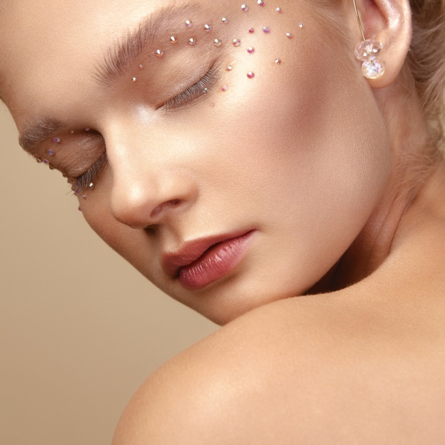 Machiaj delicat cu ștrasuri de tip metalic aplicate în zona ochilor 