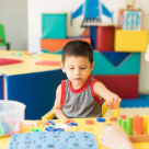 Terapia prin joc este o solutie: Psihoterapeutul britanic Eunice Stagg, in Romania