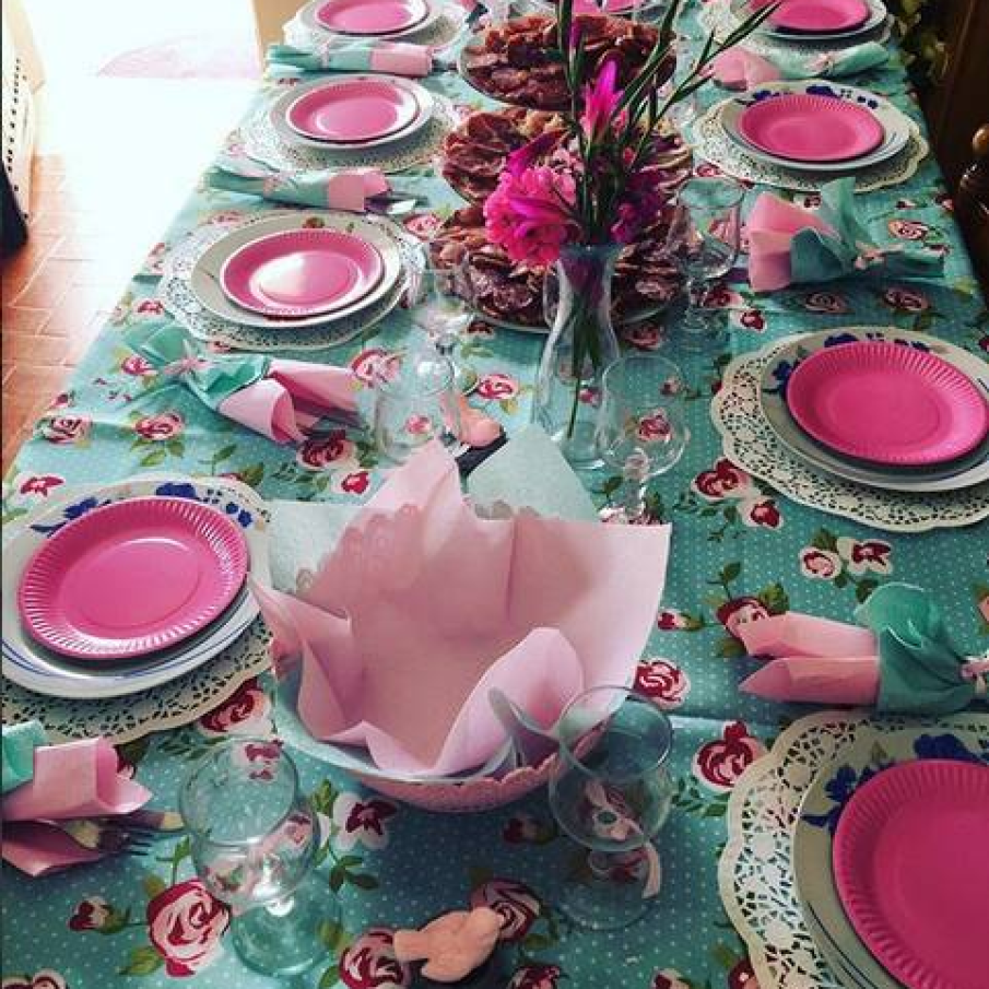 Masa festiva multipla de Valentine's Day cu tematica cromatica roz-verde