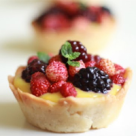 Mini tarte cu fragi si mure