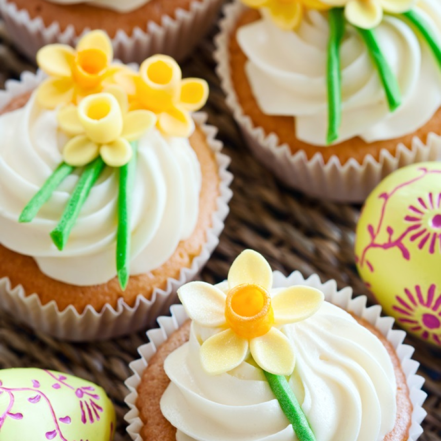 Narcise decorative pe cupcakes