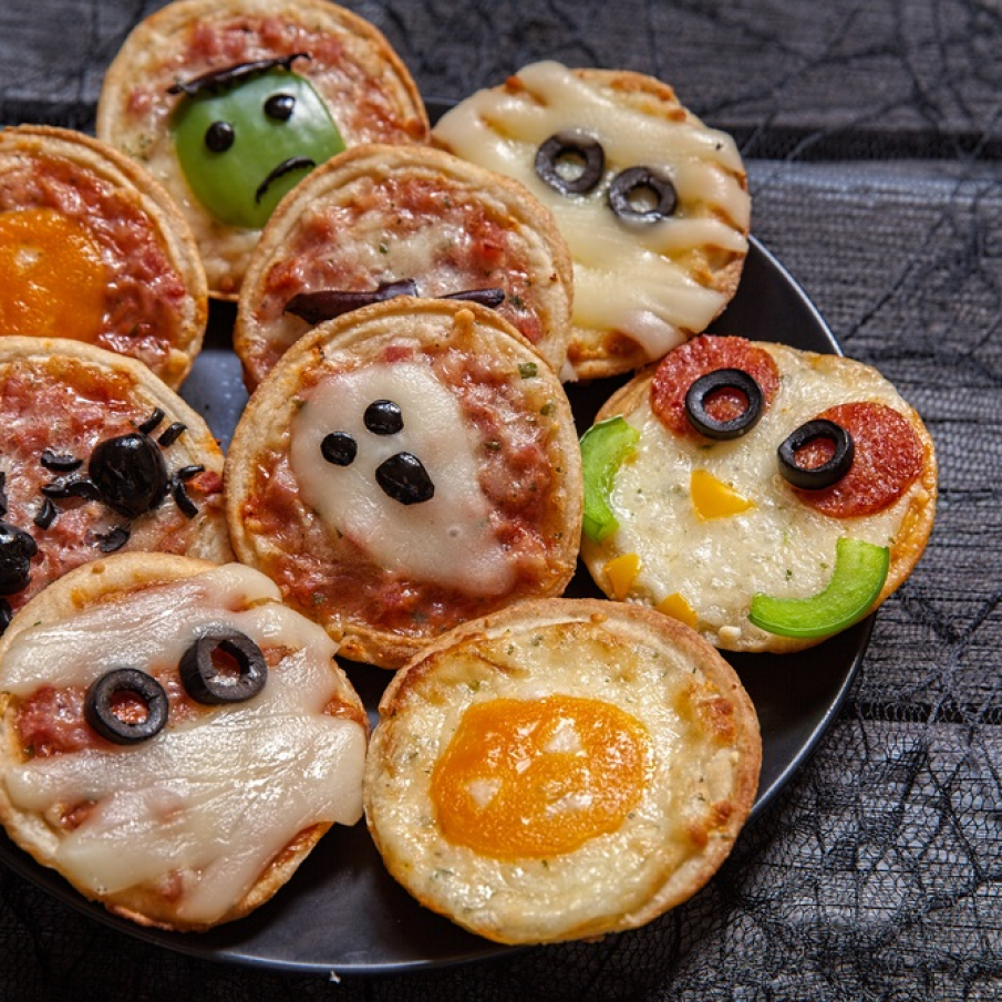 Mini pizza decorată de Halloween 