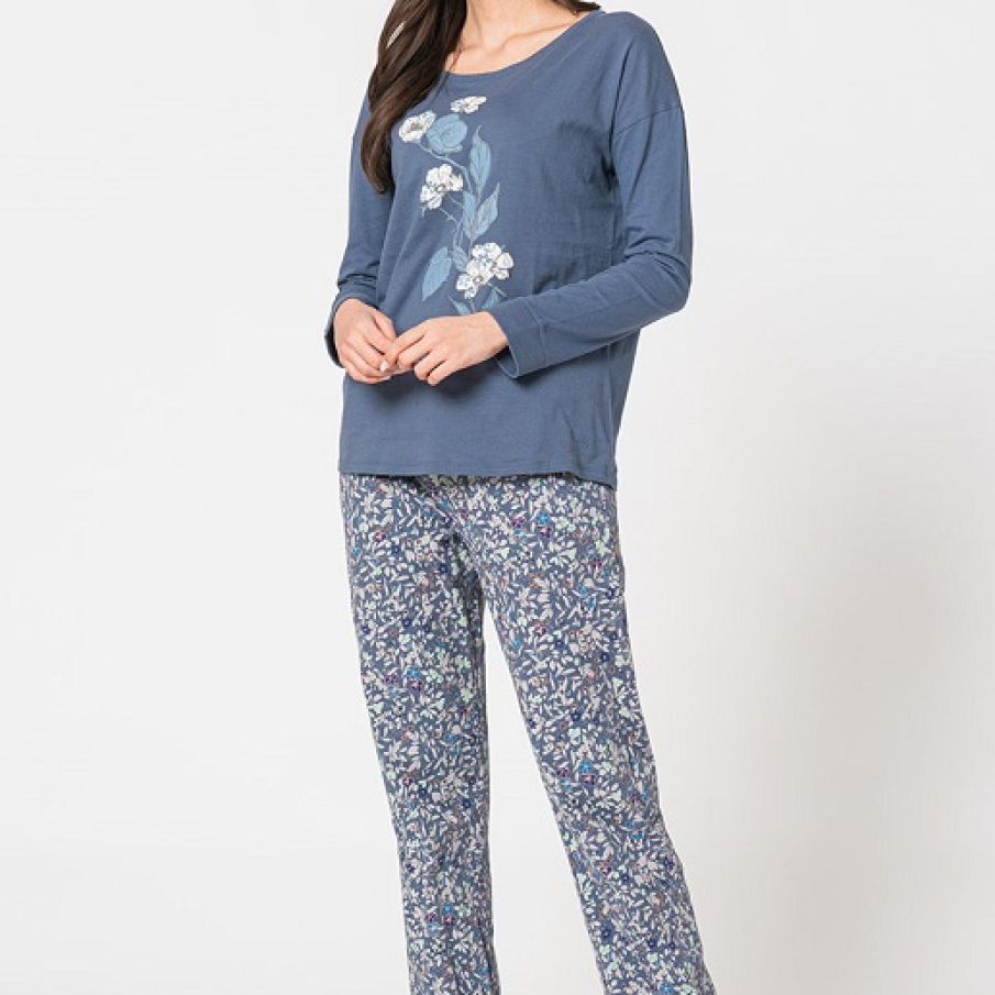 Pijamale de bumbac în nuanță de albastru prăfuit, cu model floral, de la Triumph. 