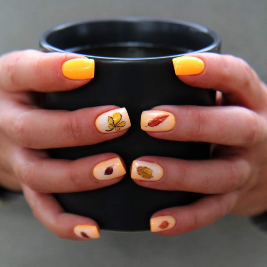 Tendințele acestei toamne ne permit să punem pe unghii orice motive ne dorim ( stickere precum smileys, inimioare, picături etc), dar tot cele cu tematică autumnală sunt cele mai inspirate 