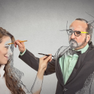 Psihologie: De ce ne lăsăm atât de ușor influențați și cum putem reduce influența pe care alții o exercită asupra noastră